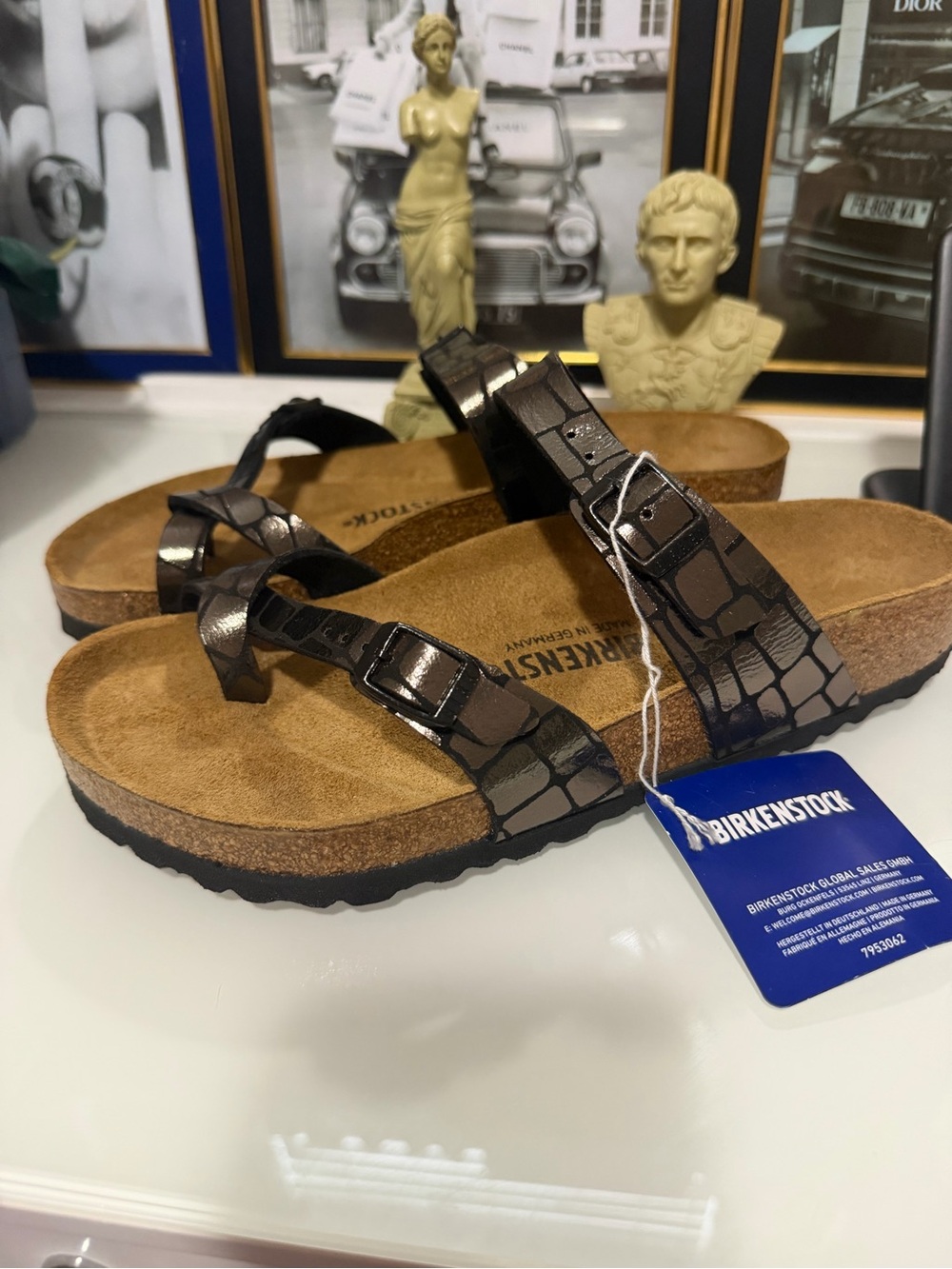 NWT Birkenstock Women’s Brown Metallic Croc Gizeh Sandals size 9.